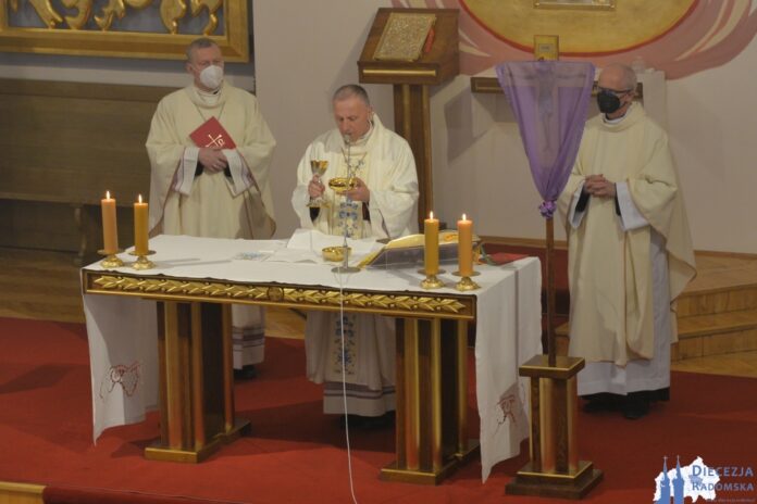 Bp Marek Solarczyk przewodniczy Mszy św. na rozpoczęcie modlitw o powołania. Foto: ks. S. Piekielnik / www.diecezja.radom.pl
