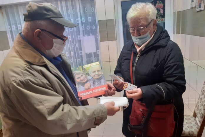Wolontariusze PZC z Szydłowca wspierają seniorów. Foto: arch. PZC Szydłowiec / Caritas Diecezji Radomskiej