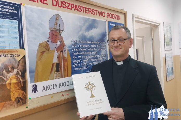 Ks. Sławomir Adamczyk prezentuje materiały liturgiczne przygotowane na