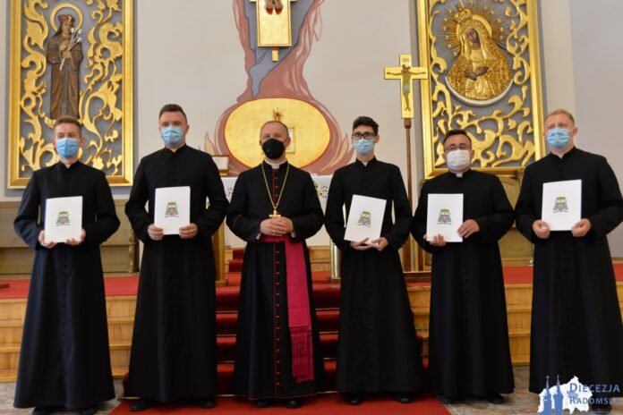 Bp Marek Solarczyk wręczył nominacje neoprezbiterom. Foto: ks. S. Piekielnik / www.diecezja.radom.pl