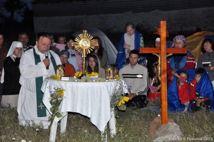 Pielgrzymkowa Adoracja Najświętszego Sakramentu. W drodze do Berdyczowa (Ukraina). Foto: ks. S. Piekielnik (2012)