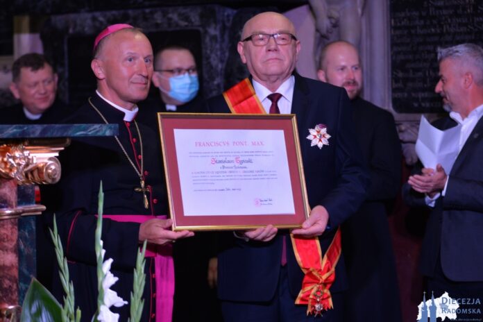 Bp Marek Solarczyk wręcza Order Św. Grzegorza Wielkiego Stanisławowi Tępińskiemu. Foto: ks. S. Piekielnik / www.diecezja.radom.pl