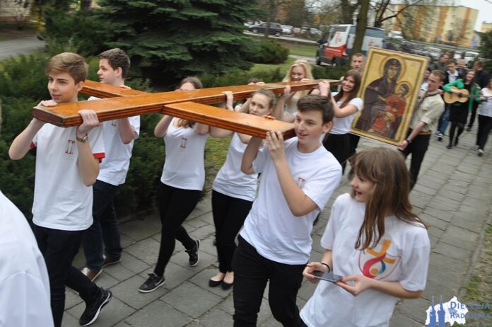 Wprowadzenie do IV LO w Radomiu. Symbole ŚDM w Diecezji Radomskiej. Foto: ks. S. Piekielnik / www.diecezja.radom.pl