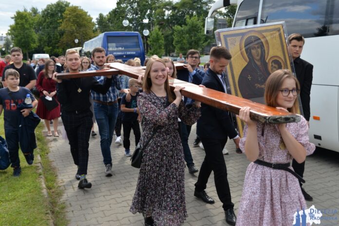Symbole ŚDM podczas Dnia Wspólnoty Ruchu Swiatło-Życie w Skarżysku Kam. Foto: ks. S. Piekielnik / www.diecezja.radom.pl