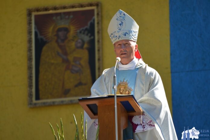 Bp Marek Solarczyk. Sanktuarium Matki Bożej Wychowawczyni w Czarnej. Foto: ks. S. Piekielnik / www.diecezja.radom.pl