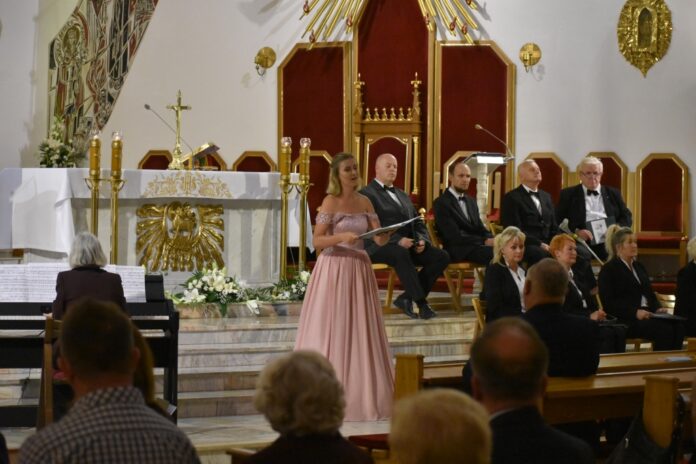 „Samemu Bogu przez Maryję”. Koncert w dniu beatyfikacji bł. Stefana Wyszyńskiego. Foto: ks. Karol Kostecki / Parafia MB Nieust. Pomocy w Starachowicach