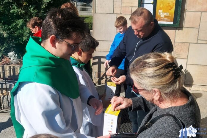 21, Dzień Papieski. Zbiórka przed kościołem w Orońsku. Foto: ks. S. Piekielnik / www.diecezja.radom.pl