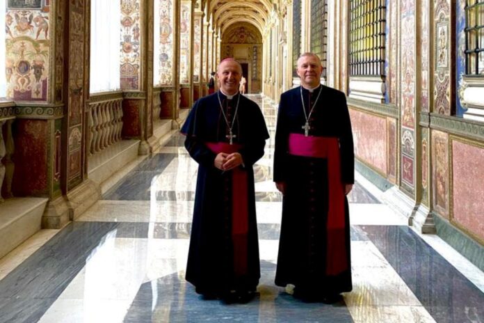 Biskupi Marek Solarczyk i Piotr Turzyński przed spotkaniem z papieżem.