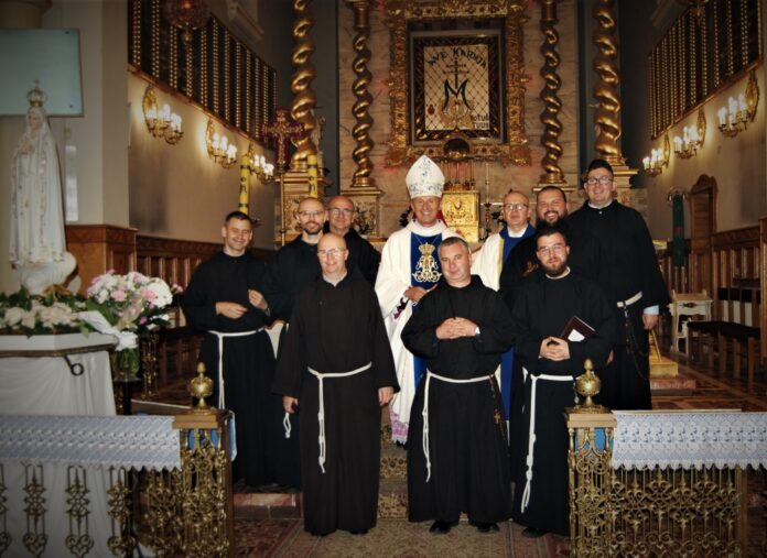 Bracia z bp. Markiem Solarczykiem i kapucynem o. Sergiuszem Ślęzakiem, kapelanem Świętokrzyskiego Centrum Onkologii w Kielcach