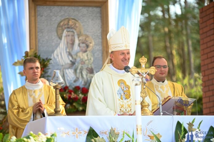 Bp Marek Solarczyk podczas Pielgrzymki Rodziny Różańcowej do Wysokiego Koła. Foto: ks. S. Piekielnik / www.diecezja.radom.pl