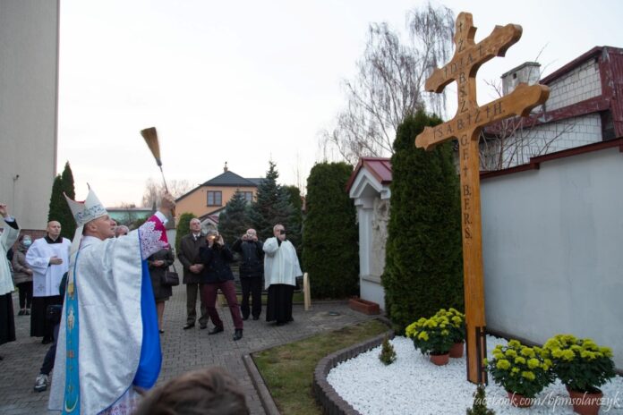 Bp Marek Solarczyk święci krzyż karawaka przy bazylice MB Ostrobramskiej w Skarżysku Kam. Foto: FB/bpmareksolarczyk