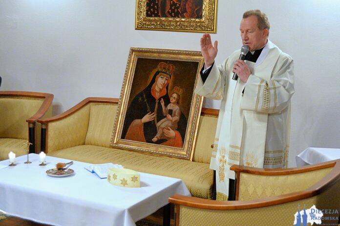 Błogosławieństwo rodziny i domu podczas wizyty kolędowej. Foto: ks. S. Piekielnik / www.diecezja.radom.pl