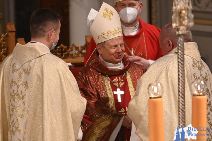 Modlitwa i życzenia w dniu imienin Biskupa Henryka Tomasika. Foto: ks. S. Piekielnik / www.diecezja.radom.pl