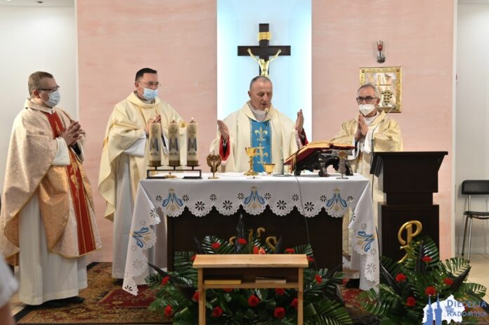 Bp Marek Solarczyk przewodniczy Mszy św. w kaplicy Radomskiego Szpitala Specjalistycznego. Dzień Chorego 2022. Foto: ks. S. Piekielnik / www.diecezja.radom.pl
