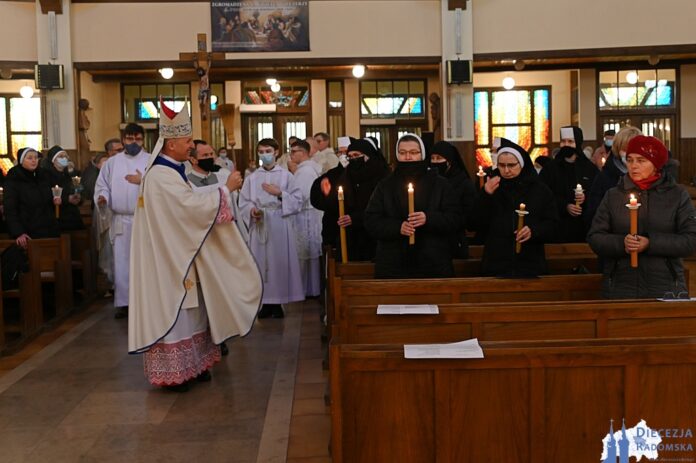Bp Marek Solarczyk święci gromnice podczas Mszy św. w intencji osób życia konsekrowanego. Foto: ks. S. Piekielnik / www.diecezja.radom.pl