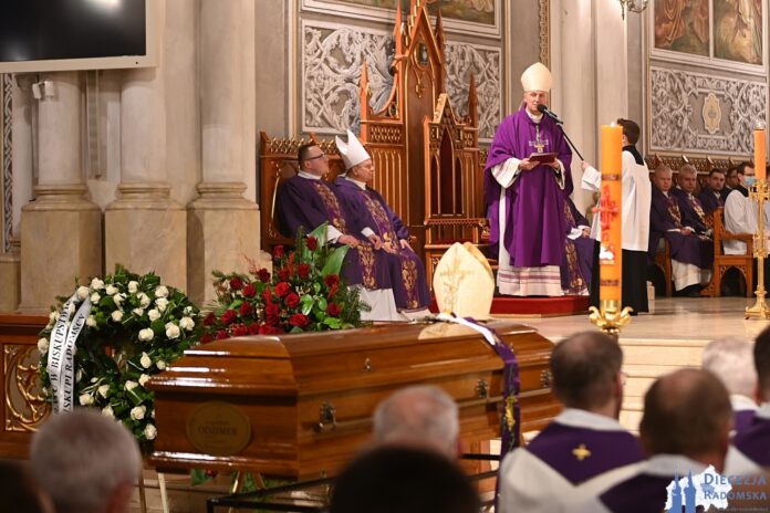 Pierwsza część uroczystości pogrzebowych śp. bp. Adama Odzimka. Foto: ks. S. Piekielnik / www.diecezja.radom.pl